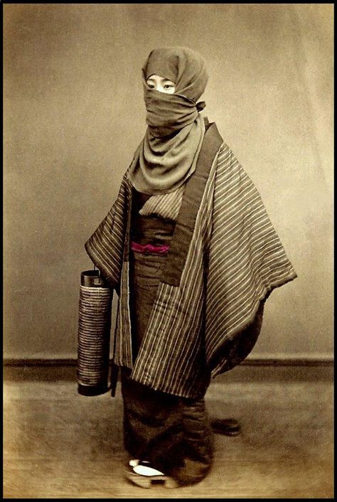 Geisha in warm winter clothes with a lantern, ca. 1870-1880s Winter Kimono, Mode Steampunk, Winter Outfits Warm, Meiji Era, Japanese History, Fotografi Alam Semula Jadi, Japanese Geisha, Japanese People, Art Japonais