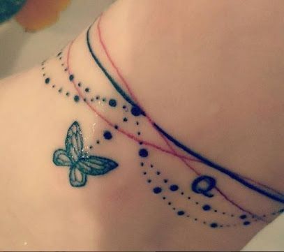 Volete fare un tatuaggio chic in una zona del corpo particolare? Ecco 25 idee davvero originali - da Pinterest - per un tatuaggio da polso delicato ed elegante da sfoggiare in inverno appena sotto le maniche dei maglioni più pesanti. Tattoos For Women On Thigh, Charm Bracelet Tattoo, Bracelet Tattoos, Tatoo 3d, Wrist Bracelet Tattoo, Charm Tattoo, Chain Tattoo, Ankle Bracelet Tattoo, Bracelet Tattoo