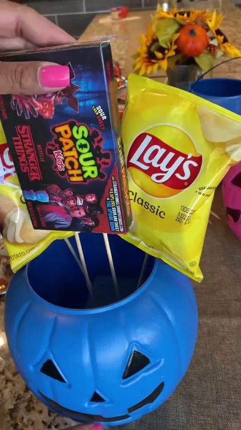 Pumpkin Candy Bucket Ideas, Halloween Bucket Ideas, Boo Bucket Ideas, Halloween Buckets Ideas, Colorful Halloween Decor, Kids Halloween Decorations, Outdoor Halloween Decorating, Boo Bucket, Bucket Ideas