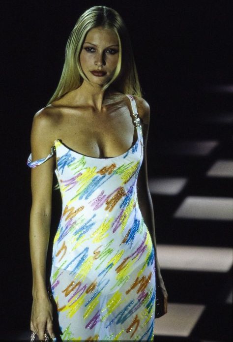 Kristina Webb, 90s Runway Fashion, Versace Spring, Runway Fashion Couture, Runway Outfits, Fashion 90s, 90's Fashion, 90s Fashion Outfits, Donatella Versace