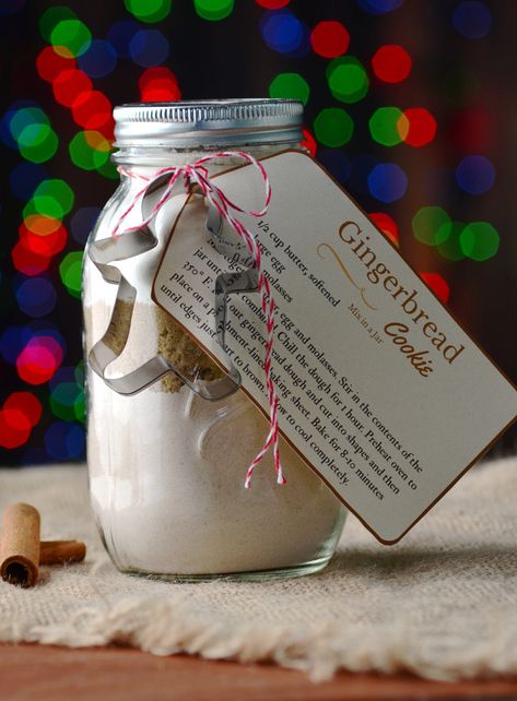 Gingerbread Cookie Mix in a Jar is a simple homemade Christmas gift that is perfect for teachers, neighbors & Co-workers Cookie Mix Jar, Cookie Mix In A Jar, Gingerbread Cookie Mix, Mason Jar Cookies Mix, Cookie Mixes, Mix In A Jar, Baskets Diy, Mason Jar Christmas Gifts, Mason Jar Cookies