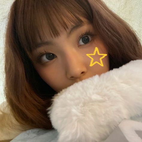 hyein yellow star selca icon Gothic Music, Newjeans Hyein, Kpop Profiles, Yellow Star, I Love My Wife, Yellow Aesthetic, I Love Girls, Kpop Funny, Kpop Aesthetic