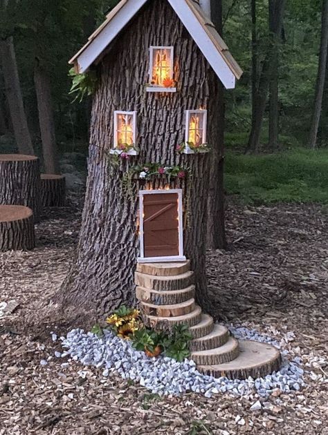 Tree Stump Ideas, Stump Ideas, Fairy Tree Houses, Fairy Garden Designs, Tree Stumps, Garden Houses, Fairy Garden Crafts, Fairy Tree, Gnome House