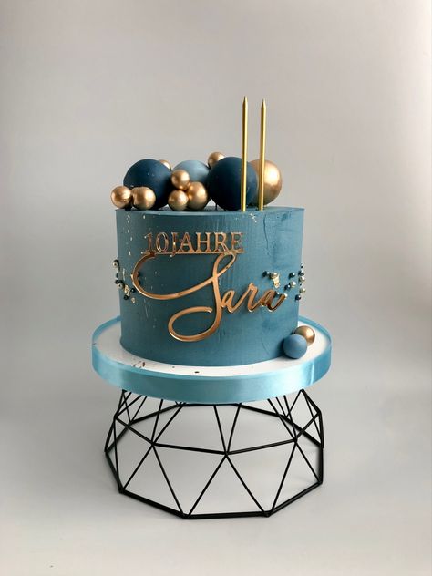 Birthday cake for Sara’s 10th birthday, lovely gold balls and candles Blue Gold Birthday Cake, Gold Birthday Cake, Gold Birthday, 10th Birthday, 2nd Birthday, Blue Gold, Birthday Cake, Candles, Cake