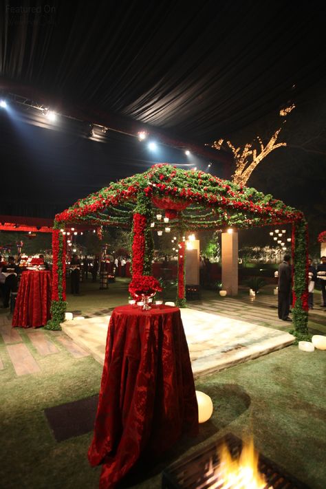 Outdoor Theme Wedding, Wedding Decor Stage, Green Indian Wedding, Floral Mandap, Floral Canopy, Ideas Wedding Decoration, Mandap Decoration, Roof Decoration, Night Wedding Decor