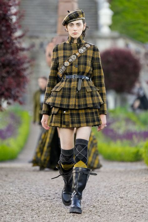 Christian Dior Resort 2025 Collection | Vogue 2020s Fashion, Fashion 2025, Punk Street Style, Resort 2025, Dior Cruise, Dior Fashion Show, Tartan Fashion, Dior Fashion, Tech Fashion