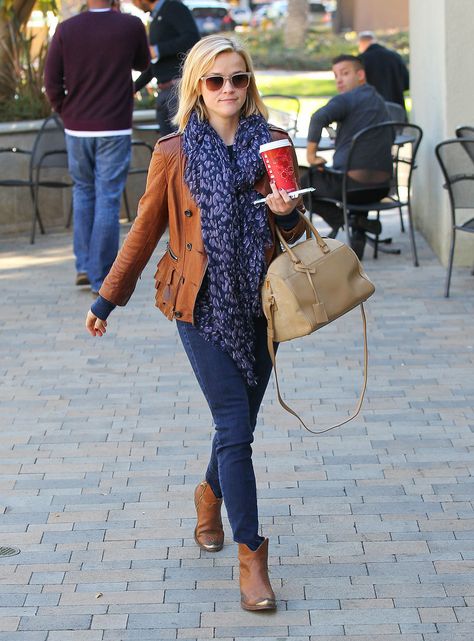 Reese Witherspoon: jeans, brown leather jacket and boots, and blue patterned scarf Reese Witherspoon Style, Look Formal, Casual Chique, Boating Outfit, Winter Leggings, Popsugar Fashion, Reese Witherspoon, Brown Leather Jacket, Casual Winter Outfits