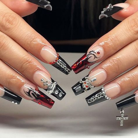 chelle da nail artist on Instagram: “Black n red chrome freestyle on @maggi_eee ♥️🖤⛓” Badass Nails, Black N Red, Red Chrome, Christmas Nail Stickers, Witchy Nails, Star Nail Art, Sky Nails, Claw Nails, Goth Nails