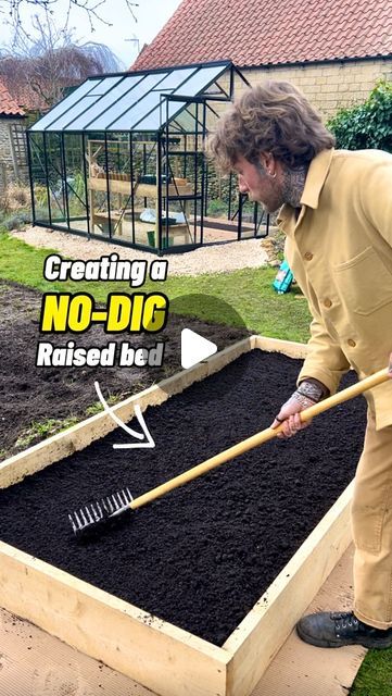 406K views · 13K likes | Jamie Walton | Nettles & Petals on Instagram: "Creating a NO-DIG raised bed 🌱  I’m in the process of setting up the new vegetable garden and it’s finally time to create the growing beds! 🙌🏻 And of course! they are all going to be created utilising the ‘no-dig’ or ‘minimal disturbance’ methodology. 🌱  By mulching instead of digging or tilling, we mimic natural processes and keep the soil structure intact. The myriad of life within can then thrive whilst creating a symbiotic relationship with the plants you then grow, increasing yields and boosting biodiversity. 🪱 There’s also far less weeds and effort once they are made! 😊🙌🏻  I mainly create ground beds, but today I’m creating a quick raised bed and am using two untreated scaffold boards to create the frame Raised Beds On Gravel, No Dig Gardening Raised Beds, No Dig Vegetable Garden, No Dig Garden Layout, No Dig Gardening, No Dig Garden, Raised Vegetable Gardens, Dig Gardens, Scaffold Boards