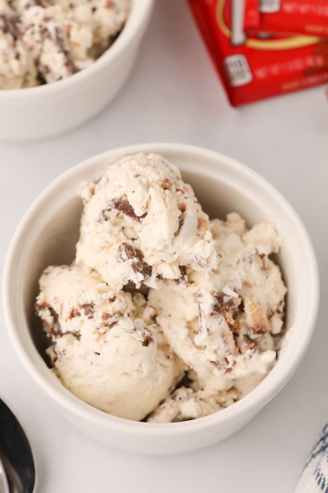 Kit Kat Ice Cream, Kit Kat Recipes, Hot Chocolate Ice Cream, Healthy Popsicle Recipes, Healthy Popsicles, Ice Cream Maker Recipes, Ice Cream Mixture, Creamy Recipes, Ice Cream Ingredients