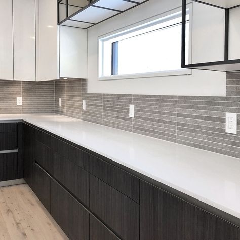 White modern countertop gray limestone backsplash tile BA1038 Kitchen Tile Interior, Limestone Backsplash, Modern Kitchen Tiles Design, Light Grey Backsplash, Modern Kitchen Backsplash Ideas, Kitchen Backsplash Mosaic, Chefs Kitchen Design, Dark Kitchen Floors, Contemporary Kitchen Backsplash