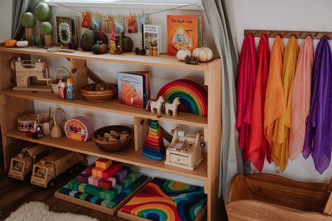 How do you create a welcoming play space that invites endless hours of creative and productive play? Today Lacy Arrowsmith, mother of 3 and Waldorf homeschool educator, answers all of our burning questions about curating a toy shelf that will spark the imagination and bring everyone joy. Waldorf Toy Shelf, Waldorf Shelves, Waldorf Homeschool Room, Playroom Waldorf, Steiner Playroom, Waldorf Room, Diy Waldorf Toys, Waldorf Playroom, Waldorf Preschool