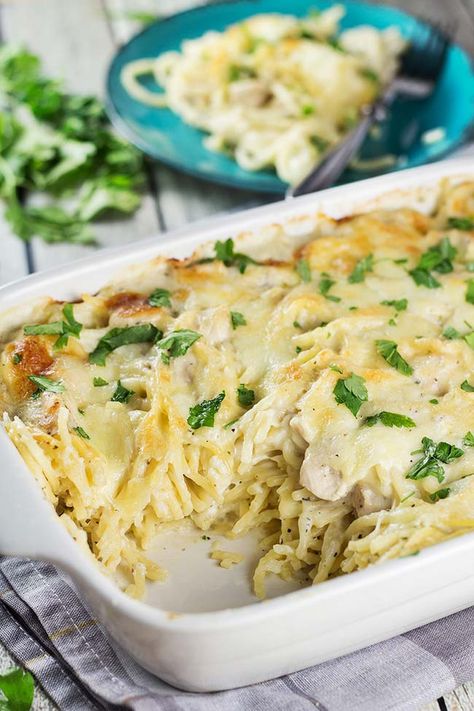 Cheesy Chicken Spaghetti Bake White Spaghetti Recipe, Cheesy Chicken Spaghetti Bake, Chicken Spaghetti Bake, Classic Casseroles, Baked Chicken Spaghetti, Alfredo Recipes, Spaghetti Bake, Cheesy Spaghetti, Cheesy Chicken Spaghetti