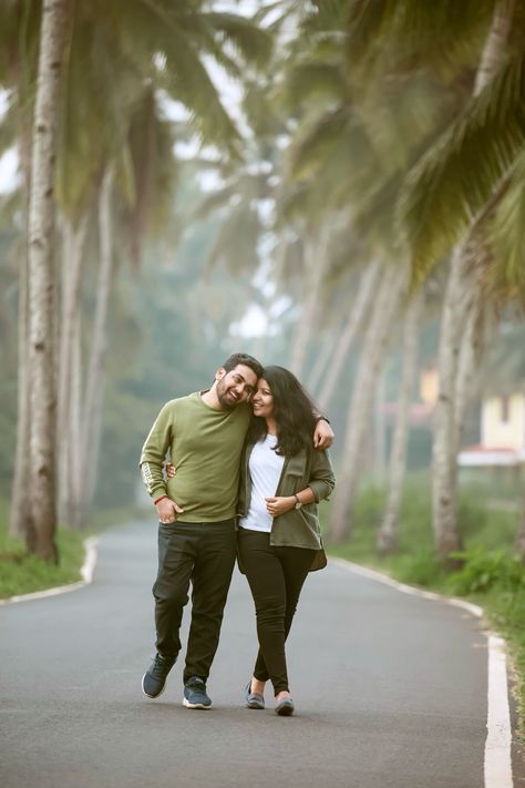 Western Pre Wedding Shoot, Pre Wedding Outfit Ideas Western, Prewedding Photography Pose, Lv Photoshoot, Diary Photoshoot, Prewedding Photography Indian, Photo Poses In Saree, Pre Wedding Shoot Ideas Outfit, Goa Photos