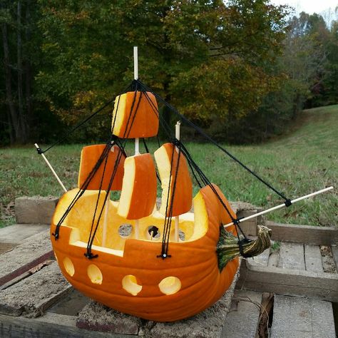 Pirate ship pumpkin. Used dowel rod, skewer sticks, twine, nails, and 1 in drill bit for the circle windows. Pumkin Decoration, Cute Pumpkin Carving, Skewer Sticks, Pumpkin Carving Contest, Mascaras Halloween, Creative Pumpkin Carving, Pumpkin Contest, Halloween Pumpkin Designs, Creative Pumpkins