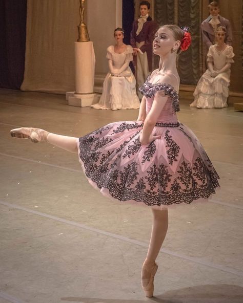 6,302 Likes, 12 Comments - Ballet Dancers ❤ (@balletofrepertoire) on Instagram: “Vaganova Ballet Academy ✨” Vaganova Ballet, Ballet Costumes Tutus, Vaganova Ballet Academy, Ballet Russe, Tutu Ballet, Ballet Academy, Ballet Performances, Ballerina Art, Ballet Poses