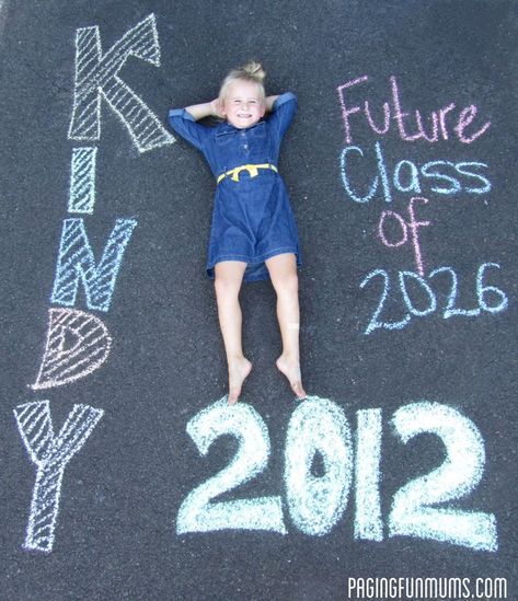 Great way to document first day of school or Kindergarten - could add what they want to be when they grow up. Sidewalk chalk. Chalk Photography, Kindergarden Graduation, Sr Pictures, Kindergarten Photos, Kindergarten Pictures, First Day Of School Pictures, School Pics, First Day Of Kindergarten, Kind Photo