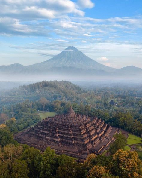 Candi Borobudur (Borobudur Temple) Indonesia  Congrats @jerre_stead  Use #map_of_travel Buddhism Wallpaper, Borobudur Temple, Sejarah Kuno, Buddha Temple, Sacred Mountain, Nice Photos, Buddhist Temple, True Art, Buddhist Art