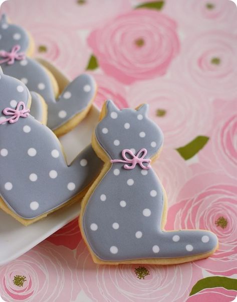 Hello (polka dot) Kitty! - Bake at 350° Decorated Cookies Tutorial, Sugar Cookie Royal Icing, Cat Cookies, Royal Icing Recipe, Coconut Cookies, Baking Blog, Animal Cookies, Icing Recipe, Iced Cookies