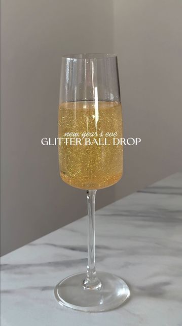 New Years Party Decoration, New Years Shots Ideas, New Years Themed Birthday Party, New Years Eve Party Home, New Year Champagne Cocktails, New Year’s Eve House Party Ideas, New Years Eve Night In, New Years Eve Party Ideas Decorations Diy, Glam Party Theme Ideas