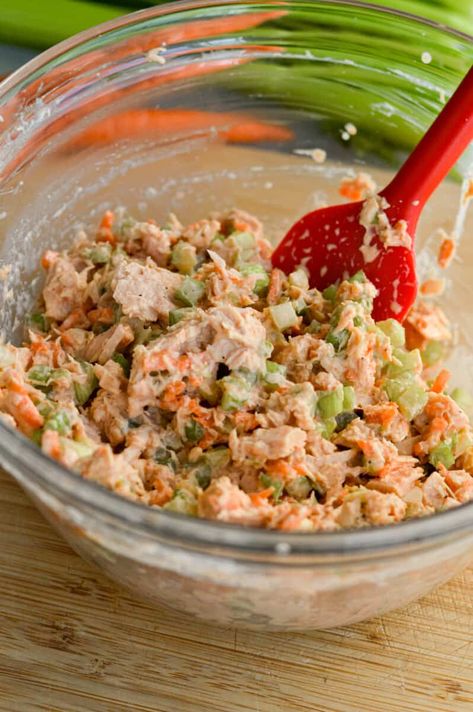 Mixing spicy tuna salad. Spicy Tuna Recipe, Spicy Tuna Salad, Dinner Party Dishes, I Lost 100 Pounds, Healthy Food Habits, Healthy Food Menu, Tuna Sandwich, Tuna Salad Recipe, Spicy Tuna