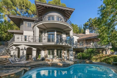 Selena Gomez’s Luxury Dream Home - Encino, Los Angeles, California Selena Gomez House, Pagani Utopia, Underwater Bedroom, The Most Expensive Car, Encino California, Supercar Blondie, Home Room Ideas, Expensive Car, Big Bedrooms