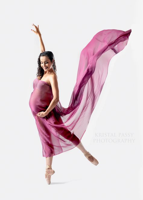 Ballet Maternity Photoshoot, Pregnant Ballerina Photoshoot, Maternity Dance Photography, Pregnant Dancer, Maternity Photography Poses Couple, Dancer Photography, Ballet Beauty, Maternity Photography Poses, Ballet Dancer