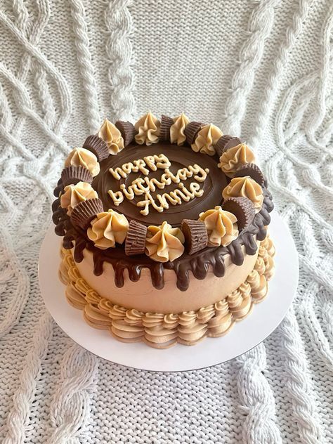 Reeses Peanut Butter Cake Design, Chocolate Peanut Butter Cake Decoration, Cake Inspo Birthday, Beige Cake, Peanut Butter Birthday Cake, Aesthetic Chocolate, Reeses Cake, Birthday Cake Decorating Ideas, Chocolate Peanut Butter Cake