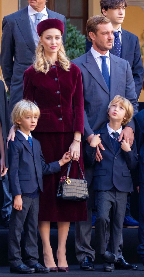 Caroline Von Monaco, Royal Family Fashion, Beatrice Borromeo, Royal Portraits, Celebrity Inspired Dresses, Princesa Carolina, Monaco Royal Family, Princess Caroline Of Monaco, Caroline Of Monaco