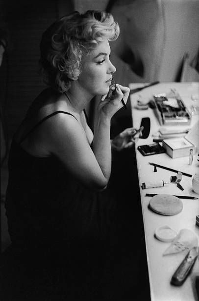 Marilyn Monroe at a makeup table getting ready for an event in 1955 in New York New York Marilyn Monroe Portrait, Marilyn Monroe Fashion, Marilyn Monroe Photos, Makeup Table, Norma Jean, Norma Jeane, Blonde Bombshell, New York New York, Golden Age Of Hollywood