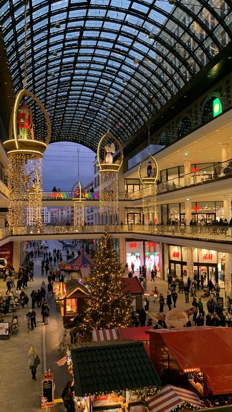 Mall Of America Christmas, Mall During Christmas, Mall At Christmas, Mall Astethic Pic, Malls Aesthetics, Shopping Asthetics, Christmas Mall Aesthetic, Christmas Shopping Aesthetic, Shopping Mall Aesthetic