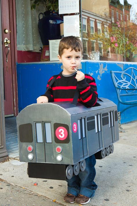 handmade subway train halloween costume Stroller Costume, Halloween Costumes For Big Kids, Train Costume, Robot Costumes, Diy Kostüm, Diy Halloween Costume, Homemade Costumes, Halloween Costume Contest, Creative Costumes