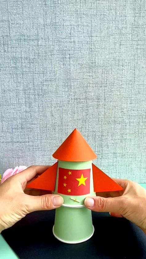 Don't throw away the used paper cups, take your children to make a rocket launcher, it's easy and fun to do in three steps! #parent-childhandmade #paper cuphandmade #waste utilization turns waste into treasure #kindergarten #kidsactivities #kidsart #fun #intresting #children #childrenart #handmade #kids #kidsfun #diy #parentchild #homemade paper craft | paper craft Paper Cup Art, Preschool Rocket, Make A Rocket, Nursery Rhymes Preschool Crafts, Paper Rockets, Rocket Craft, Rocket Art, Art And Craft Paper, Diy Rocket