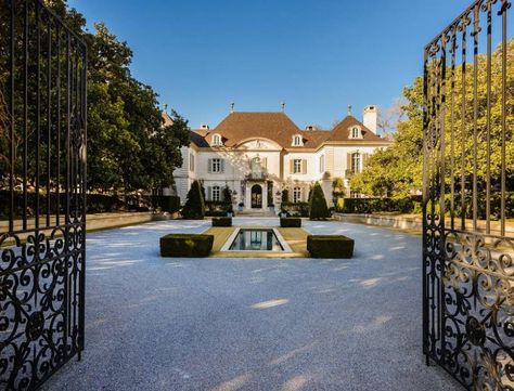 10000 Hollow Way Road: $100,000,000 / 10 bedrooms / 9 full baths Photo: Stephen Reed/Allie Beth Allman Million Dollar House, Foyer Entrance, Some Beautiful Pictures, Million Dollar Homes, Inexpensive Wedding Venues, Expensive Houses, Residential Real Estate, Grand Staircase, Dallas Fort Worth