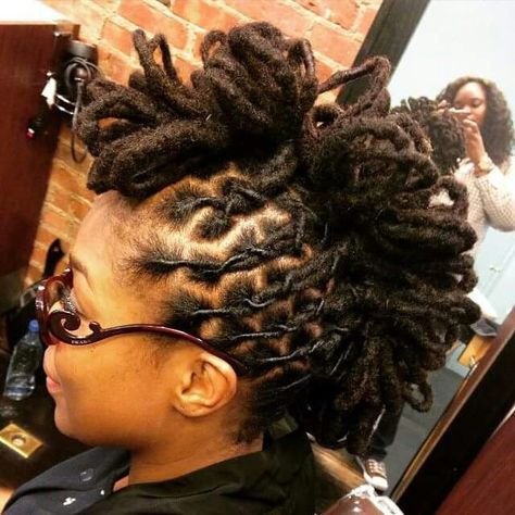 Nice loc faux hawk Faux Mohawk, Curly Mohawk, Dreadlock Styles, Faux Hawk, Creative Hairstyles, Locs Hairstyles, Loc Styles, Faux Locs, Plaits