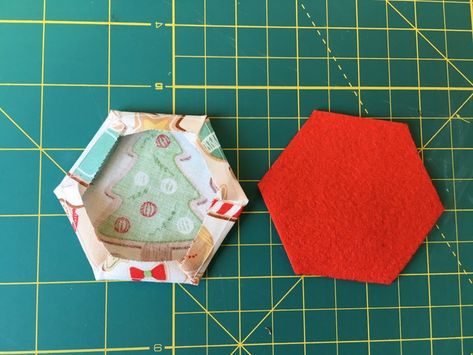 Hexagon Projects, Patchwork Christmas, Diy Christmas Ornaments Easy, 2024 Ideas, Quilted Ornaments, Quilted Christmas Ornaments, Hexagon Quilt, Fabric Ornaments, Fabric Christmas Ornaments