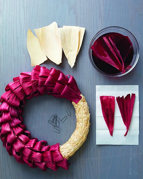 Love this idea! And I have tons of corn husks leftover from tamales...win, win! Cornhusk Wreath, Corn Husk Wreath, Corn Husk Crafts, Dekoratívne Vence, Straw Wreath, Mexican Christmas, Corn Husk, Wreath Crafts, Craft Time