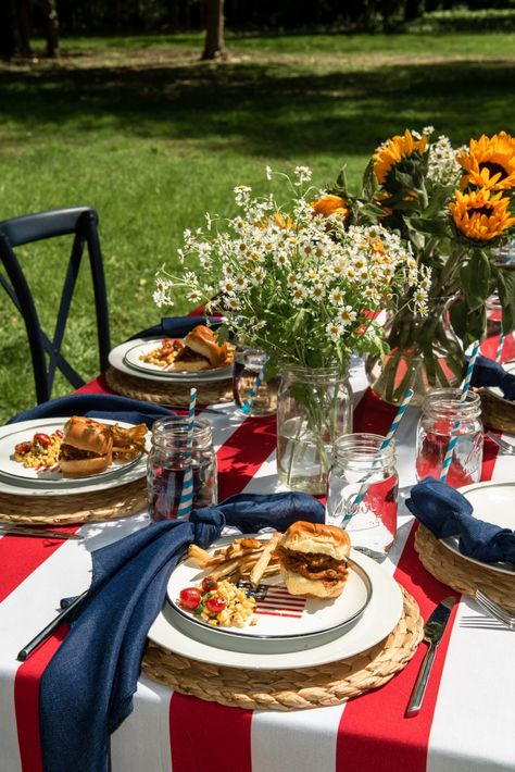 Food Fourth Of July, Picnic Themes, Picnic Romantic, Fourth Of July Picnic, Red White And Blue Decor, White And Blue Decor, Picnic Potluck, Party Theme Ideas, Fourth Of July Party