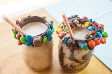 Snicker M&M Shake  | Simply Bakings | Includes Video Tutorial #bestsummerdrinks  #chocolatedrink Creative Dessert Recipes, Delicious Christmas Desserts, Fun Summer Drinks, Best Christmas Desserts, Easy Chocolate Desserts, Refreshing Drinks Recipes, Oreo Recipes, Quick Easy Desserts, Delicious Drink Recipes