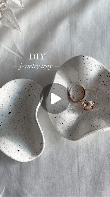 Home DIY • Textured art on Instagram: "Little clay DIY 🤍 • • • #diy #diydecor #diycrafts #diyhomedecor #crafts #home #minimalist #homedecor #homedecoration #doityourself #japandi #clay #jewlery #tray" Diy Clay Tray, Clay Tray Ideas, Diy Textured Art, Japandi Art, Home Minimalist, Home Minimal, Air Dry Clay Projects, Ceramic Tray, Crafts Home