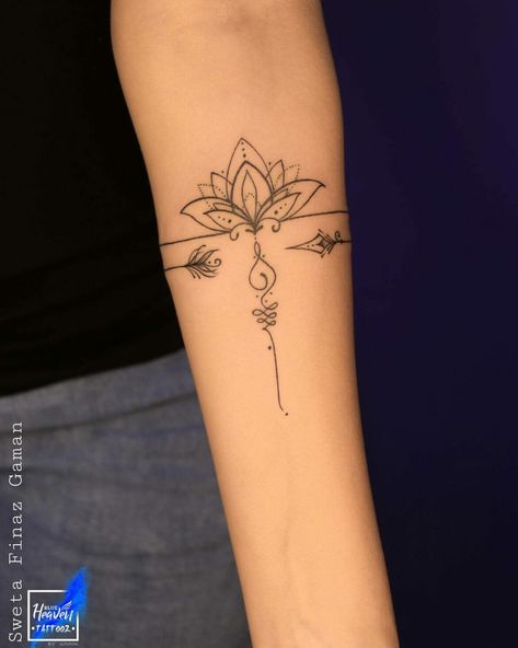 101 Best Female Classy Armband Tattoo Ideas That Will Blow Your Mind! 13 Outsons Women Arm Cuff Tattoos, Fine Line Armband Tattoo, Women Arm Tattoo Classy, Arm Band Tattoo Women, Tattoo Ideas Female Arms, Armband Tattoo Frau, Armband Tattoo Design For Women, Armband Tattoo For Women, Arm Cuff Tattoo