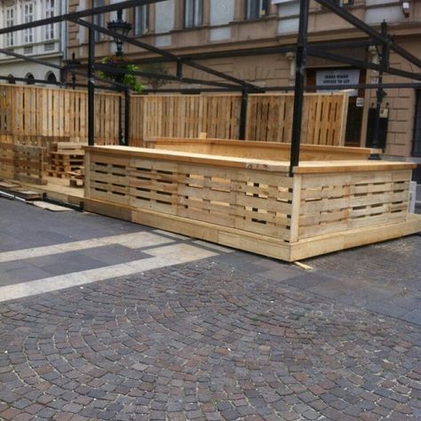 Pallet deck Pallet Bars, Pallet Bar Diy, Outdoor Restaurant Design, Pallet Crates, Pallet House, Pallet Bar, Pallet Designs, Pallet Creations, Pallet Crafts