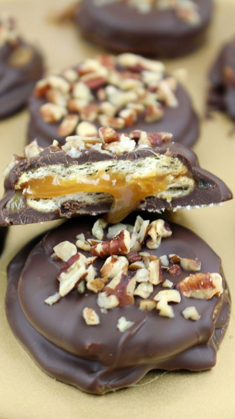 These Chocolate Bourbon Caramel Pecan Ritz Cookies are basically boozy turtle cookies. Turtle Desserts, Food Photography Chocolate, Ritz Sandwiches, Ritz Cookies, Bourbon Dessert, Photography Chocolate, Bourbon Caramel, Alcoholic Treats, Bourbon Caramels