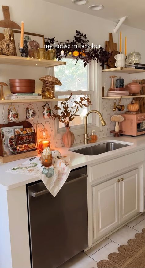 Credit @emilywelchstyle Fall Decor Ideas For The Home Aesthetic, House Interior Unique, Home Aesthetic Styles, Cozy Fall Decorations, Kitchen Fall Decorating Ideas Farmhouse, Charming Home Decor, September House Decor, Fall House Kitchen, Autumn Indoor Decor