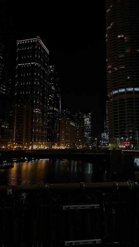 Chicago bridge nights Chicago At Night Wallpaper, City Wallpaper Chicago, City Pictures Night, Wallpaper Backgrounds City, Chicago Night Aesthetic, Downtown Chicago Aesthetic, Downtown Chicago At Night, Night City Life, Night City Wallpaper