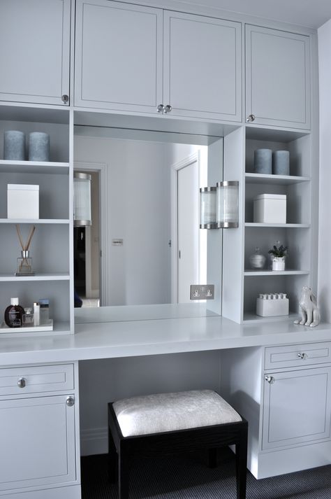 Built In Dressing Table, Small Dressing Rooms, Bedroom Dressing Room, Modern Cupboard Design, Dressing Table Design, Bedroom Dressing, Closet Layout, Wardrobe Room, Closet Decor