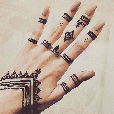 Tato Grunge, Henna Motive, Mehndi Designs Finger, Henne Tattoo, Cute Henna, Tato Henna, Finger Henna Designs, Henna Tattoo Hand, Henna Tattoo Designs Hand