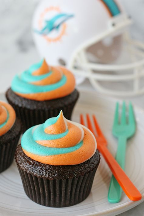 Miami Dolphins Football Fan Cupcakes! Miami Dolphins Cupcakes, Miami Dolphins Cake, Team Cupcakes, Dolphin Cupcakes, Team Treats, American Buttercream Recipe, Hydrangea Cupcakes, Frost Cupcakes, Dolphin Cakes