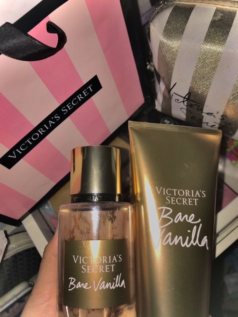 Profumo Victoria Secret, Victoria's Secret Aesthetic, Victoria Secret Body Spray, Shopping Pictures, Victoria's Secrets, Perfume Organization, Pink Tumblr Aesthetic, Victoria Secret Body, Clipuri Video