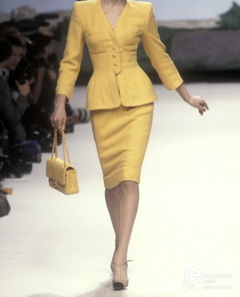 90s Runway Fashion, Runway Fashion Couture, Corporate Fashion, Fashion Chanel, Smart Outfit, Chanel Vintage, Look Vintage, Office Fashion, Skirt Suit